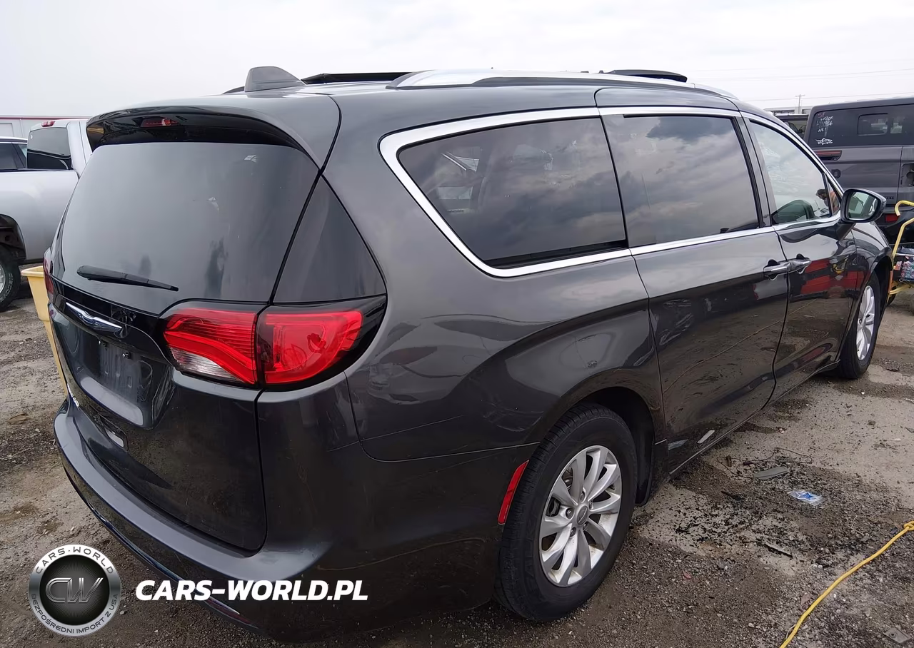 2019 Chrysler Pacifica Touring L VIN:2C4RC1BG1KR651144 - 4