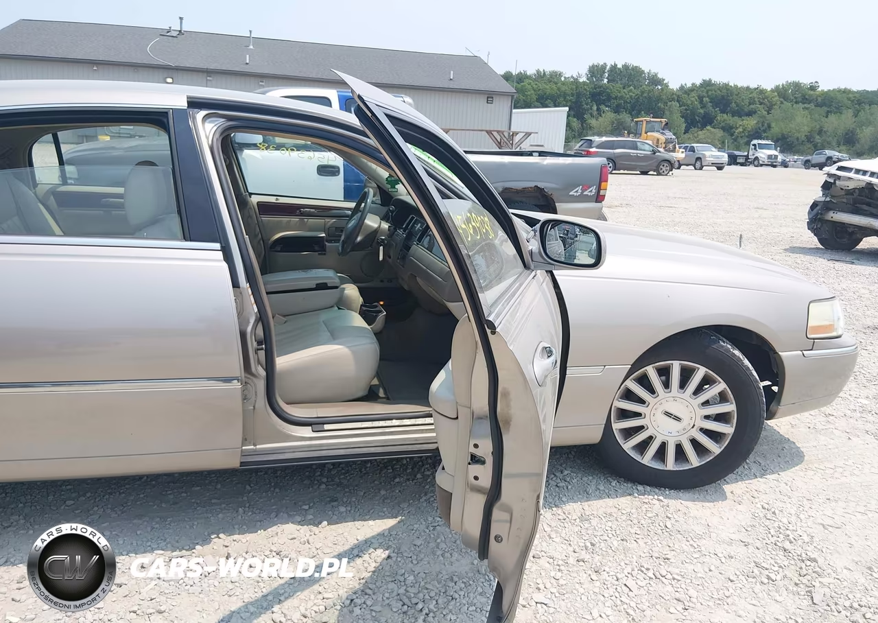 2003 Lincoln Town Car Executive VIN:1LNHM81W43Y690507 - 5