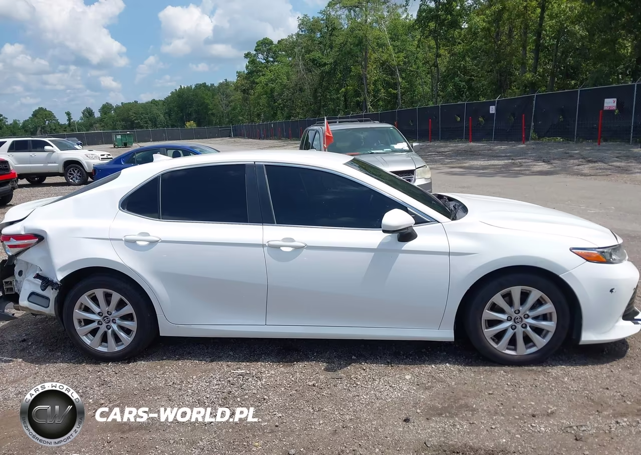 2020 Toyota Camry Le VIN:4T1C11AK8LU344622 - 14