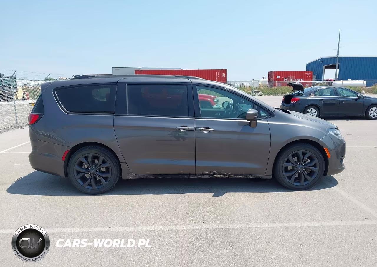 2020 Chrysler Pacifica Touring L Plus VIN:2C4RC1EG6LR286568 - 13