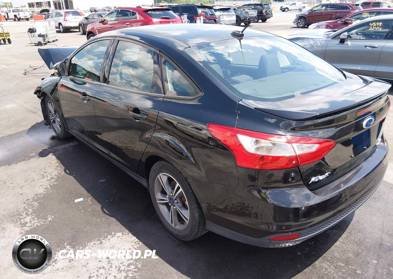 2014 Ford Focus Se VIN:1FADP3F2XEL381570 - 3