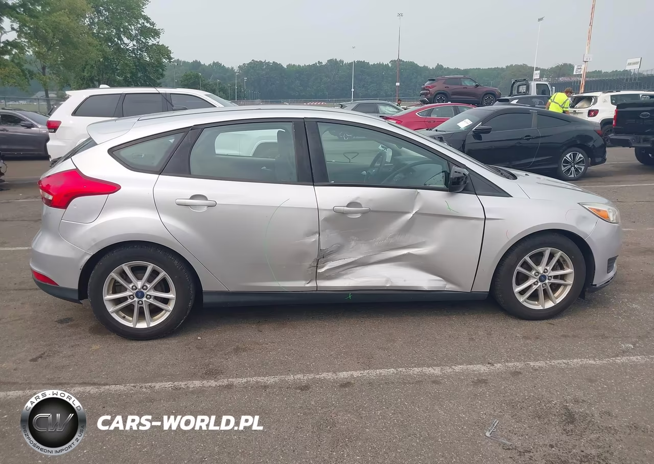 2018 Ford Focus Se VIN:1FADP3K28JL225365 - 13