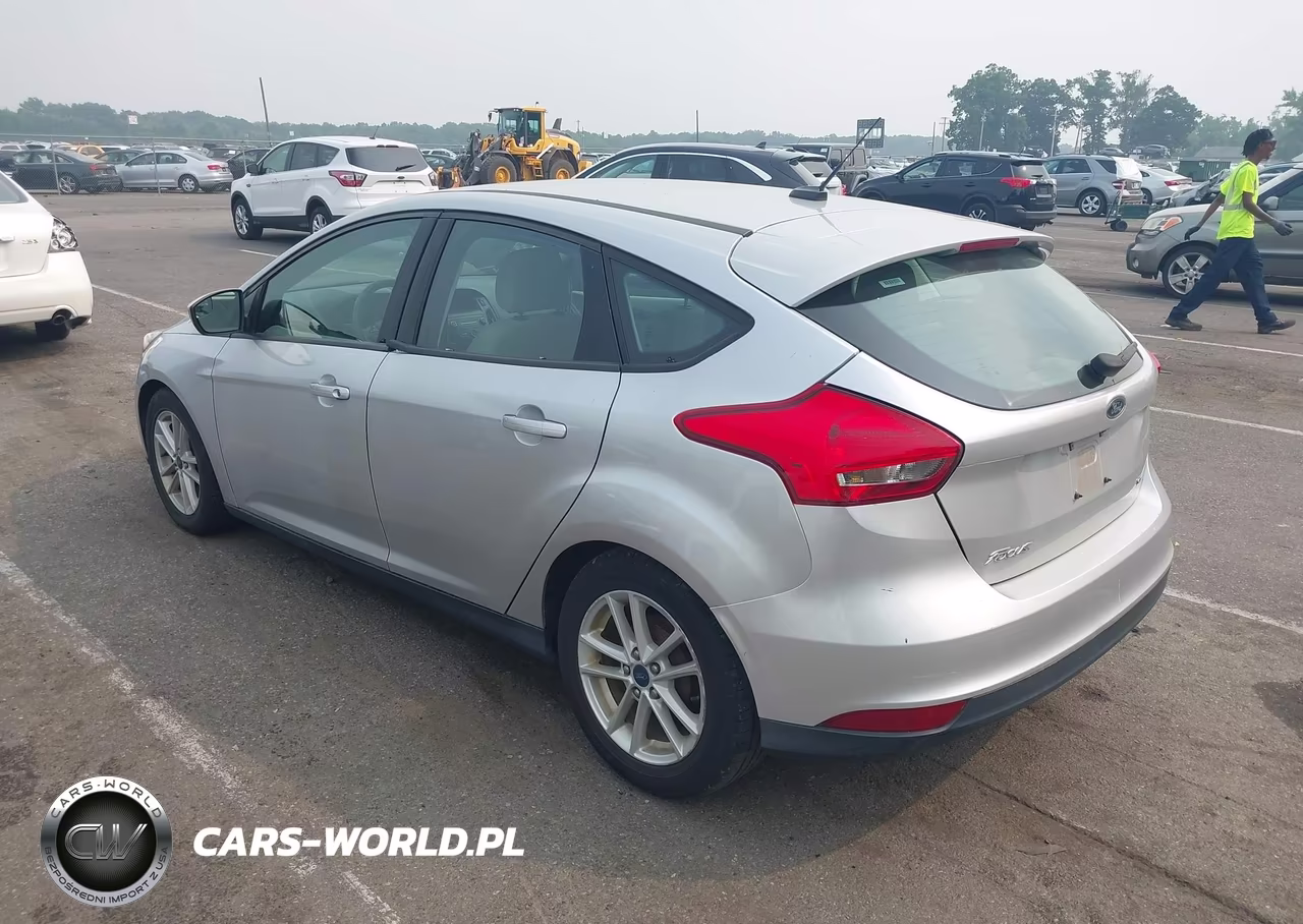 2018 Ford Focus Se VIN:1FADP3K28JL225365 - 3