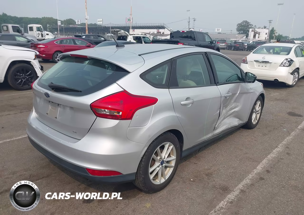 2018 Ford Focus Se VIN:1FADP3K28JL225365 - 4