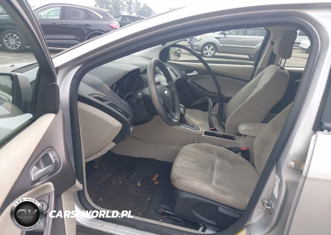 2018 Ford Focus Se VIN:1FADP3K28JL225365 - 5