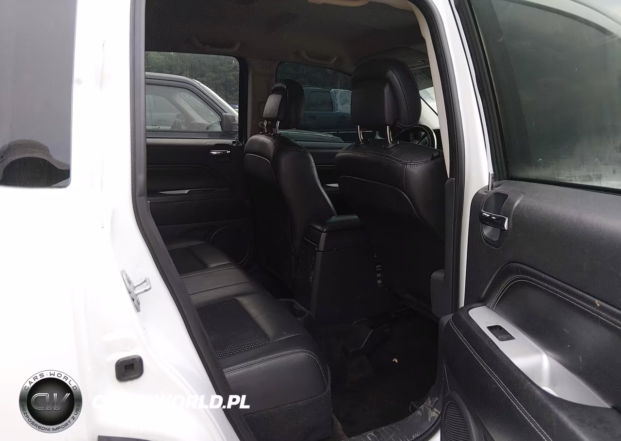2016 Jeep Compass Latitude VIN:1C4NJCEA0GD773947 - 8