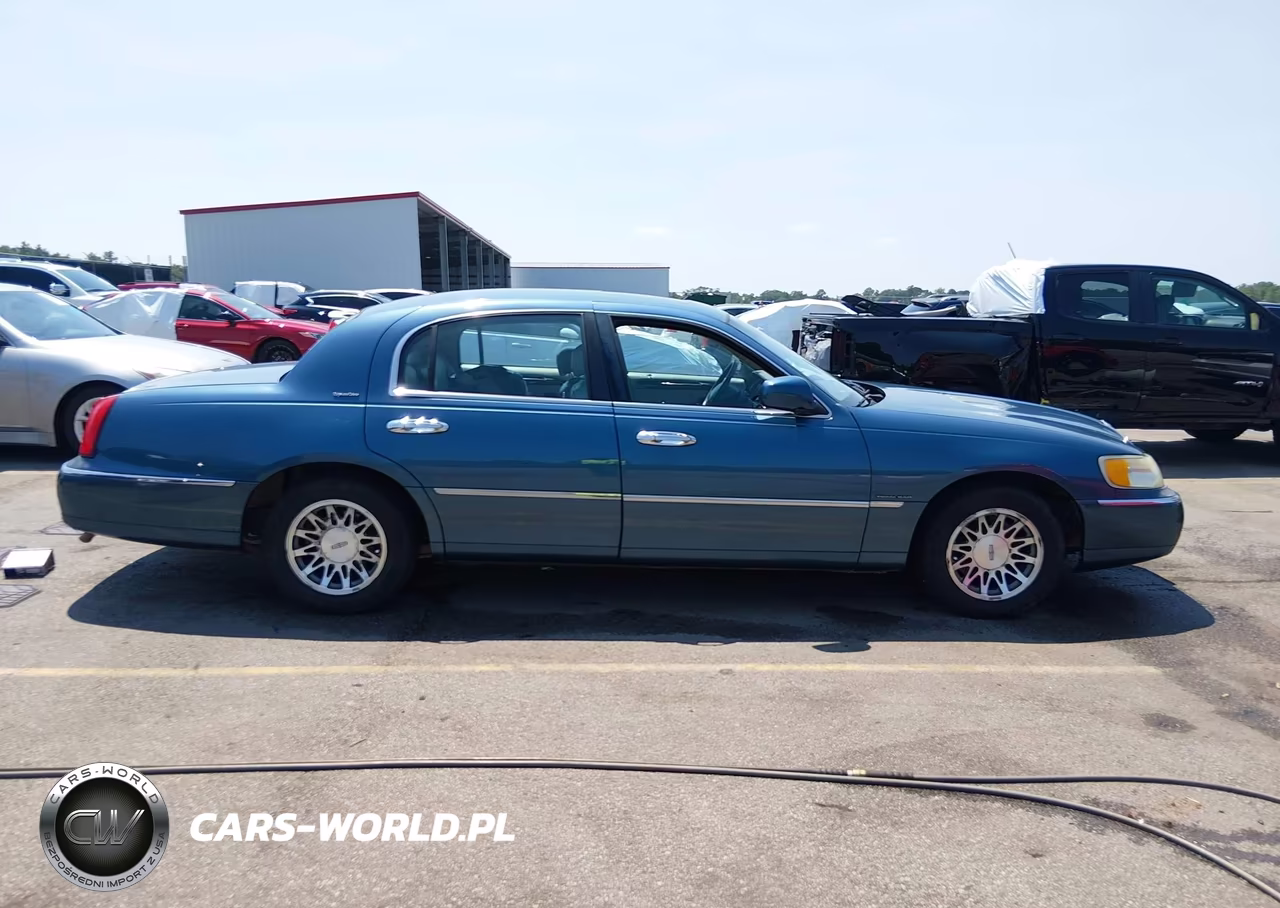 2002 Lincoln Town Car Signature VIN:1LNHM82W22Y618220 - 14