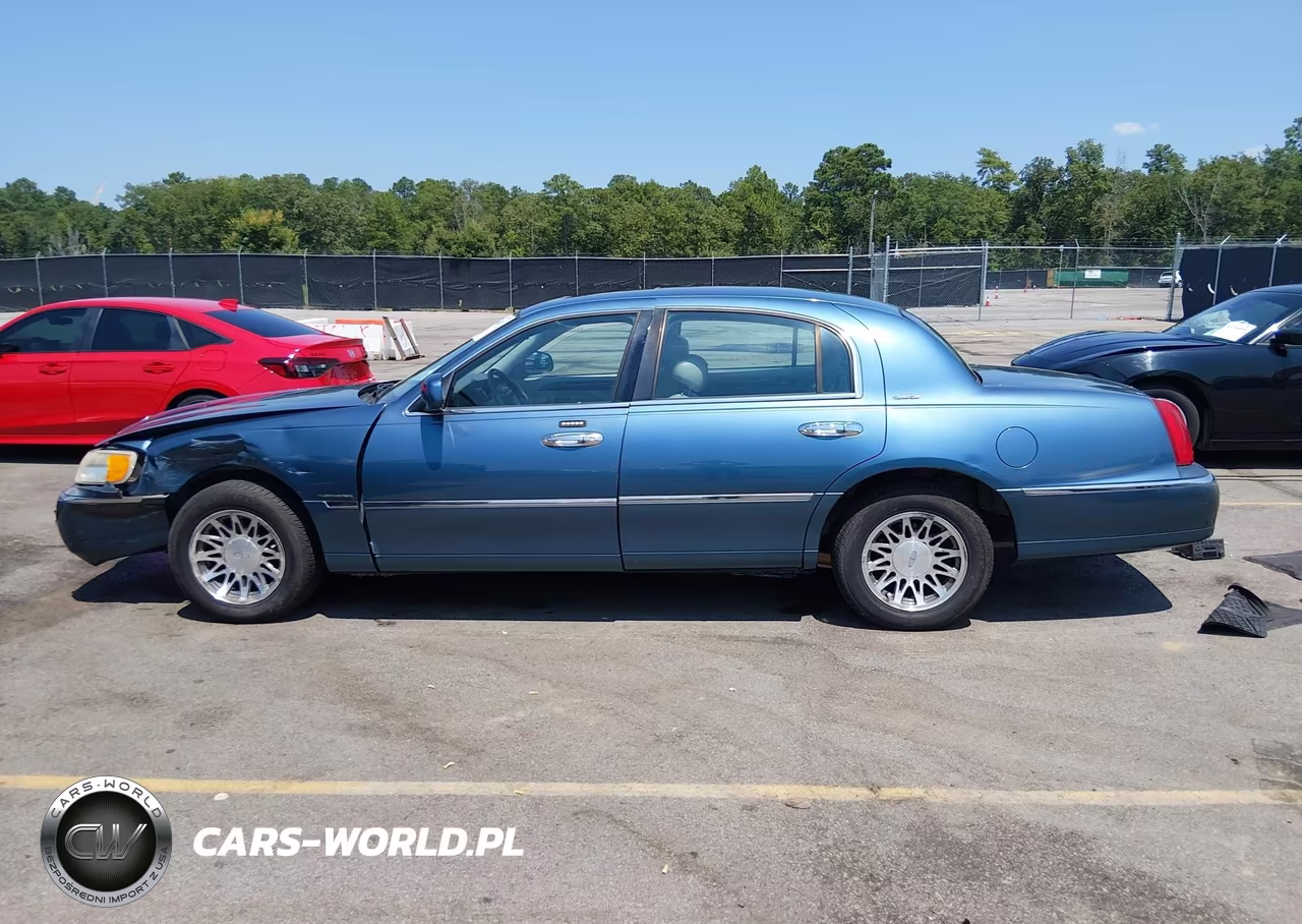 2002 Lincoln Town Car Signature VIN:1LNHM82W22Y618220 - 15