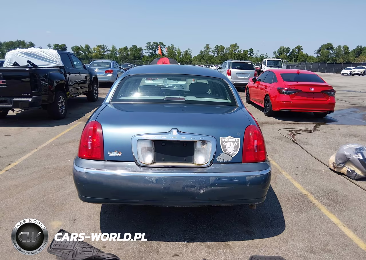 2002 Lincoln Town Car Signature VIN:1LNHM82W22Y618220 - 17