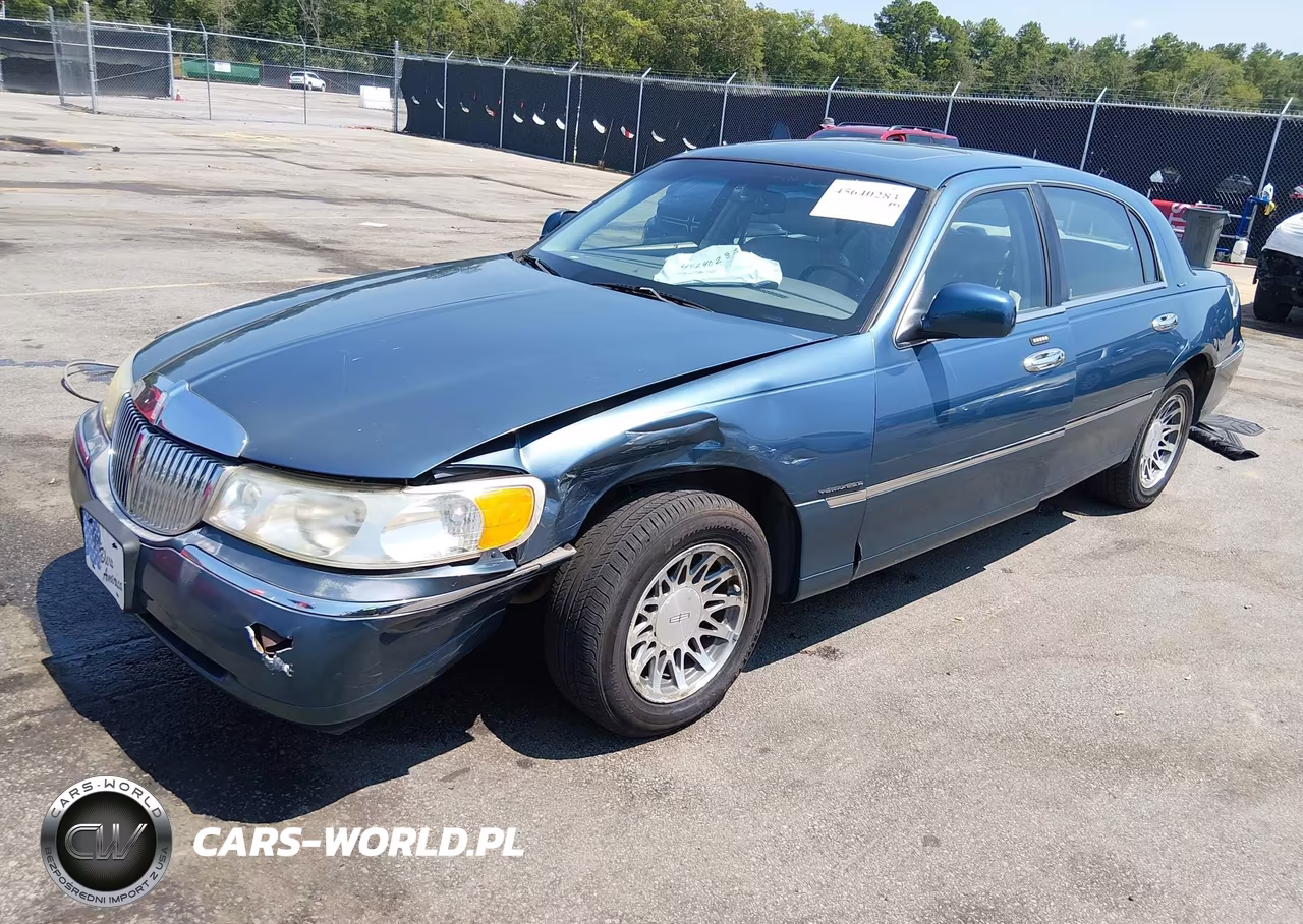 2002 Lincoln Town Car Signature VIN:1LNHM82W22Y618220 - 2
