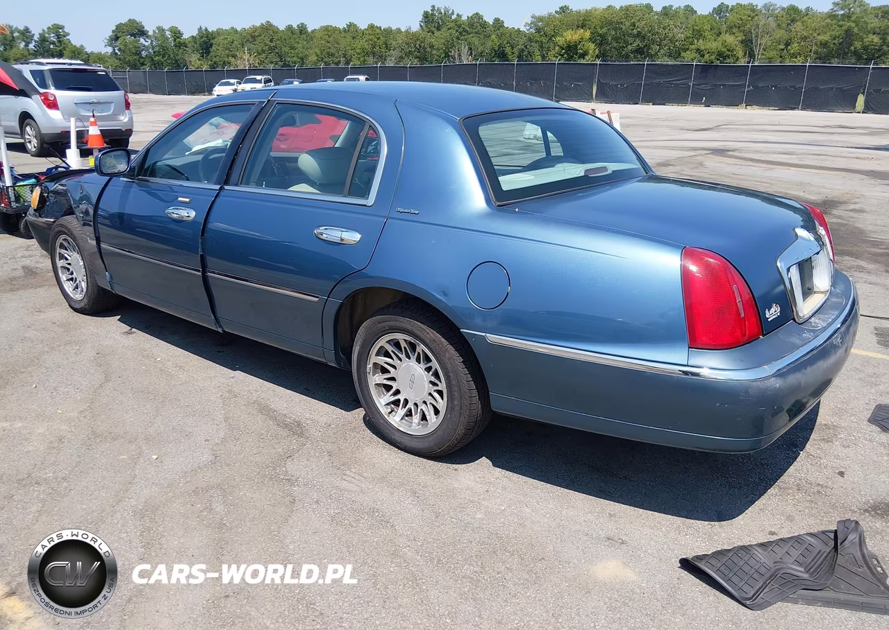 2002 Lincoln Town Car Signature VIN:1LNHM82W22Y618220 - 3