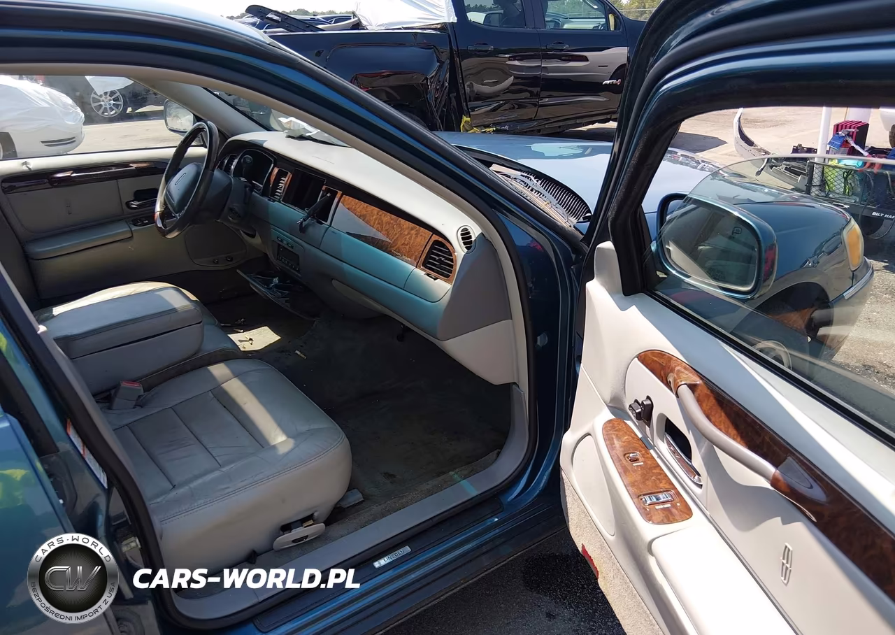 2002 Lincoln Town Car Signature VIN:1LNHM82W22Y618220 - 5