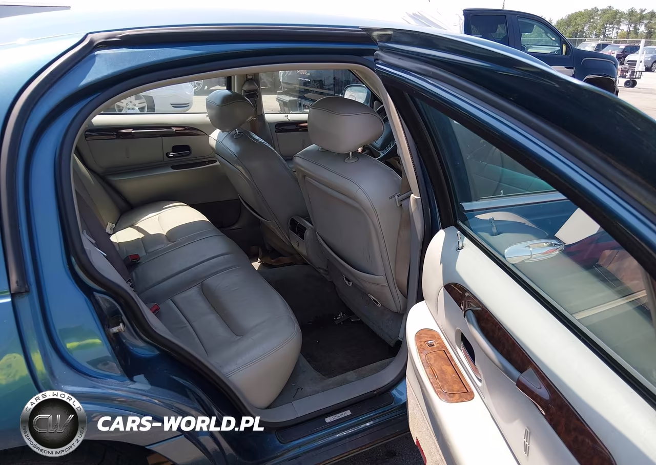 2002 Lincoln Town Car Signature VIN:1LNHM82W22Y618220 - 8