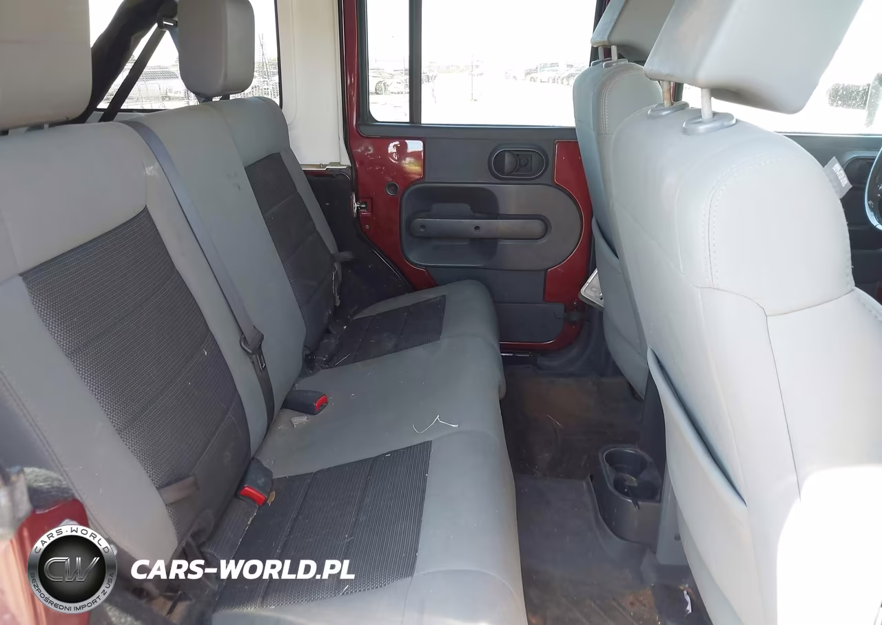 2010 Jeep Wrangler Unlimited Rubicon VIN:1J4HA6H13AL233364 - 8