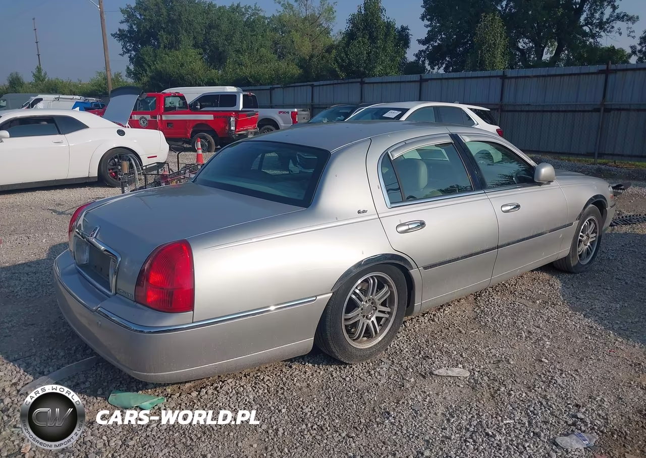 2003 Lincoln Town Car Cartier VIN:1LNHM83WX3Y655743 - 4
