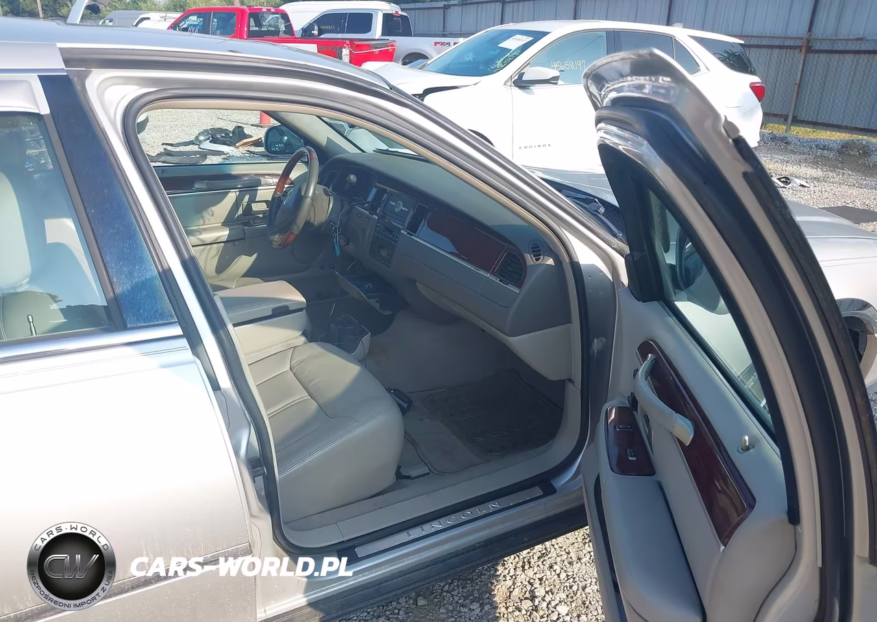 2003 Lincoln Town Car Cartier VIN:1LNHM83WX3Y655743 - 5
