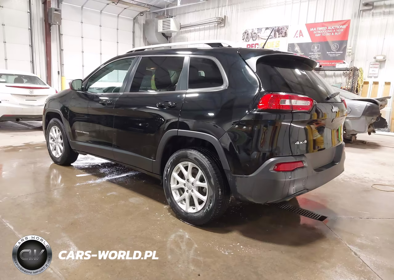 2018 Jeep Cherokee Latitude 4X4 VIN:1C4PJMCB4JD528456 - 3