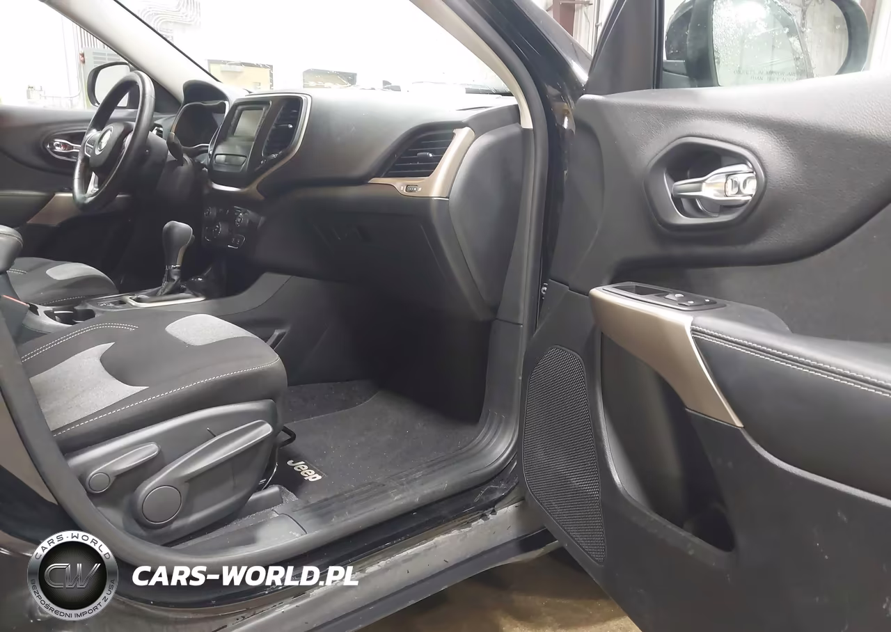 2018 Jeep Cherokee Latitude 4X4 VIN:1C4PJMCB4JD528456 - 5