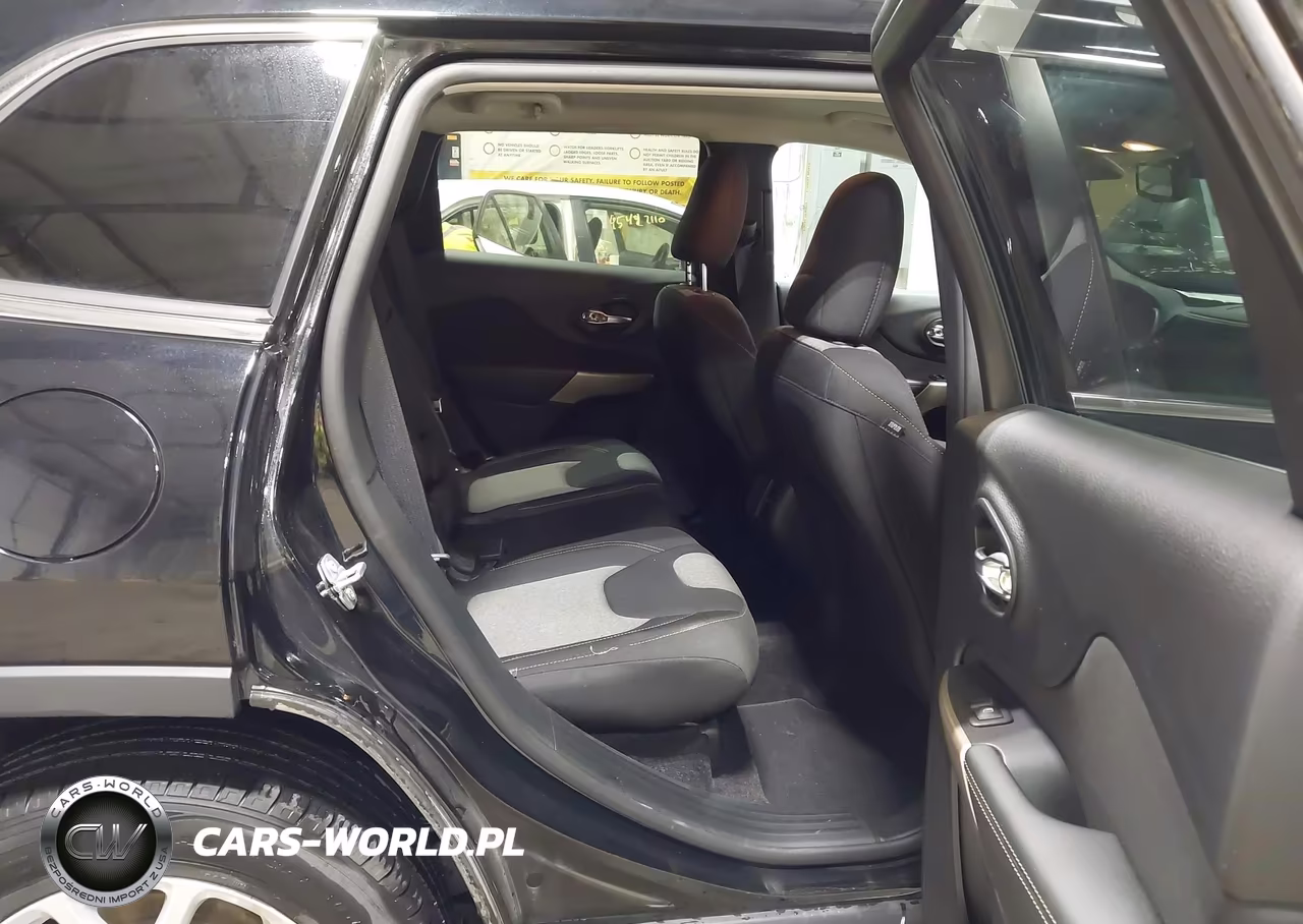 2018 Jeep Cherokee Latitude 4X4 VIN:1C4PJMCB4JD528456 - 8
