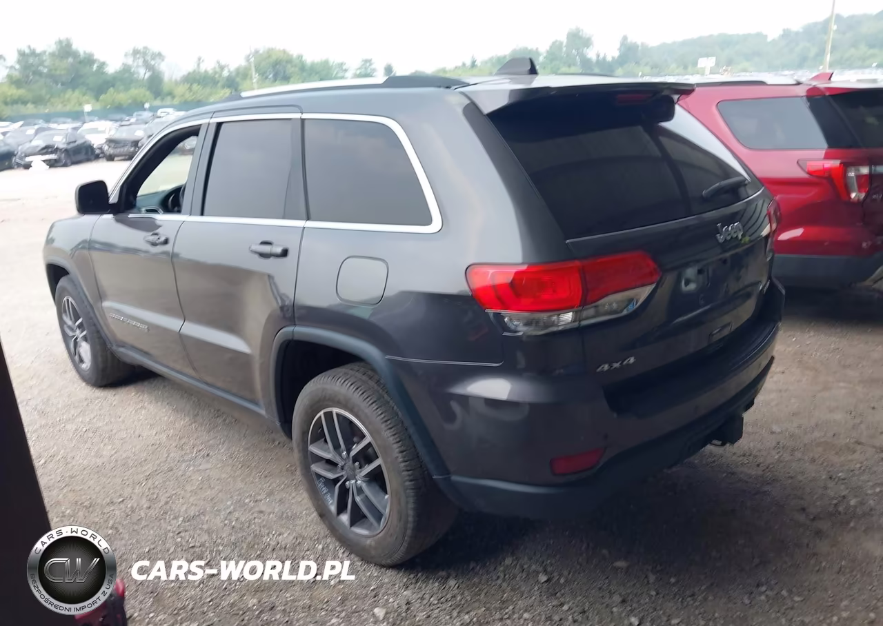 2017 Jeep Grand Cherokee Laredo 4X4 VIN:1C4RJFAGXHC959368 - 3