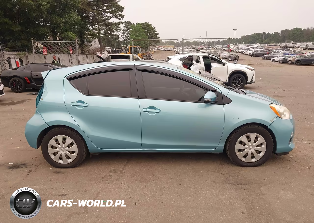 2013 Toyota Prius C Three VIN:JTDKDTB36D1048320 - 14