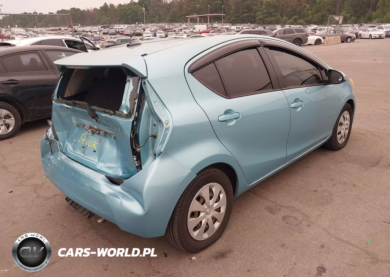 2013 Toyota Prius C Three VIN:JTDKDTB36D1048320 - 4