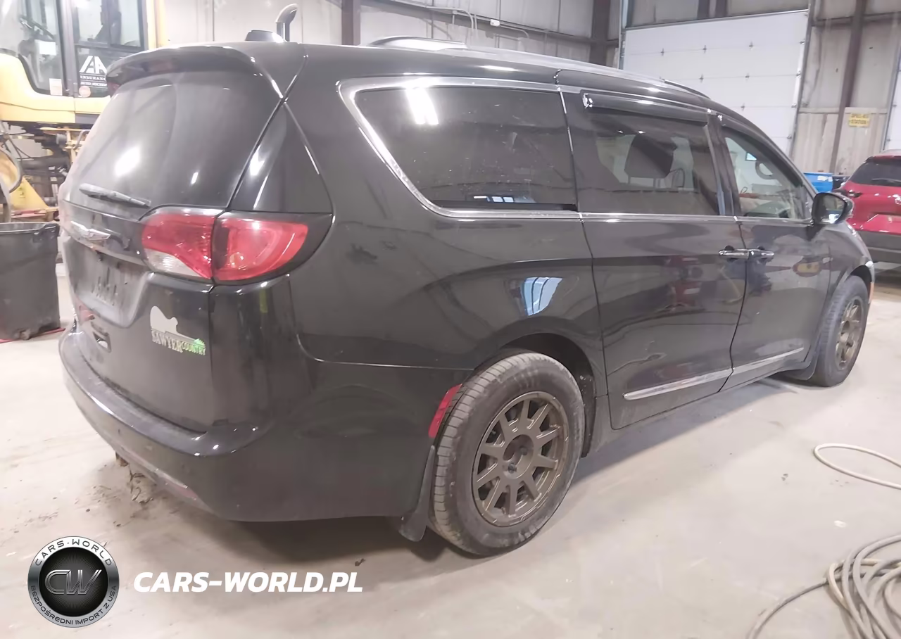 2017 Chrysler Pacifica Touring-L VIN:2C4RC1BG3HR554892 - 4