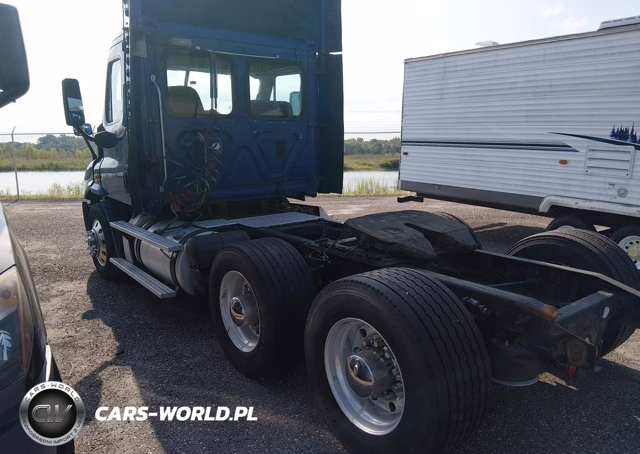 2015 Freightliner Cascadia 113 VIN:1FUJGBDV4FLFM6580 - 4