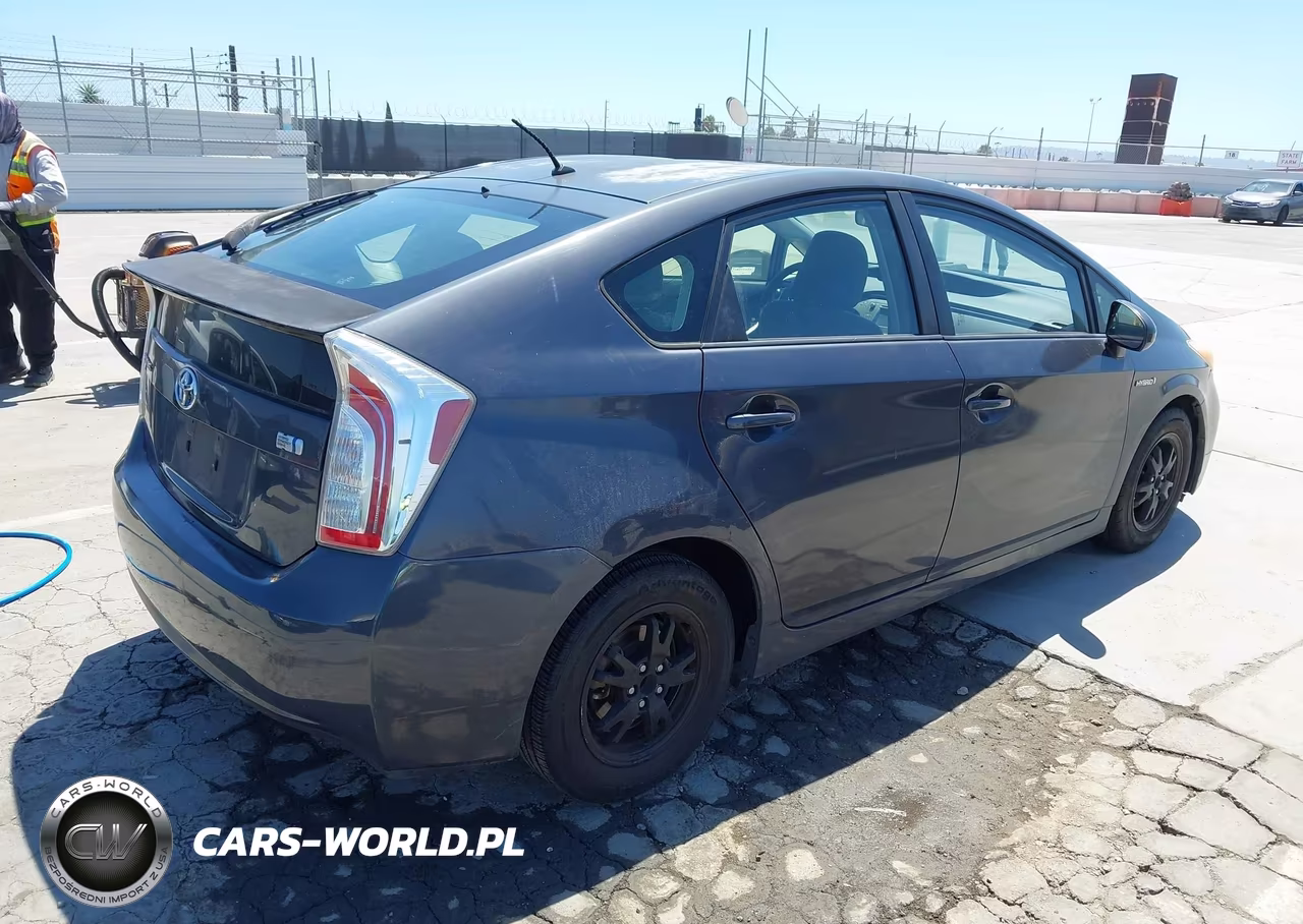 2014 Toyota Prius Two VIN:JTDKN3DU2E1742605 - 4