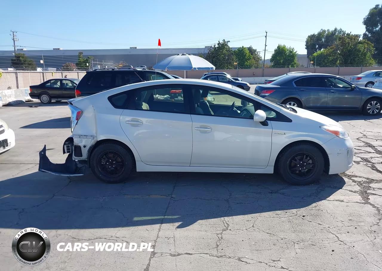 2015 Toyota Prius Two VIN:JTDKN3DU1F0470295 - 13