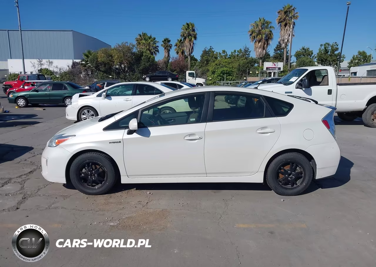 2015 Toyota Prius Two VIN:JTDKN3DU1F0470295 - 14