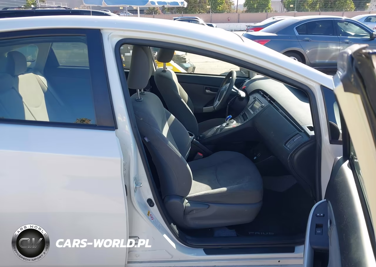 2015 Toyota Prius Two VIN:JTDKN3DU1F0470295 - 5