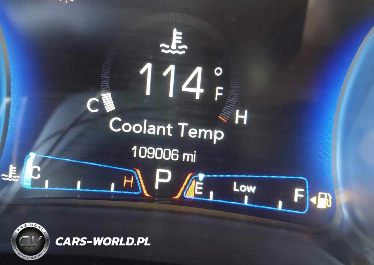 2015 Chrysler 300C Platinum VIN:2C3CCAPT5FH743627 - 16