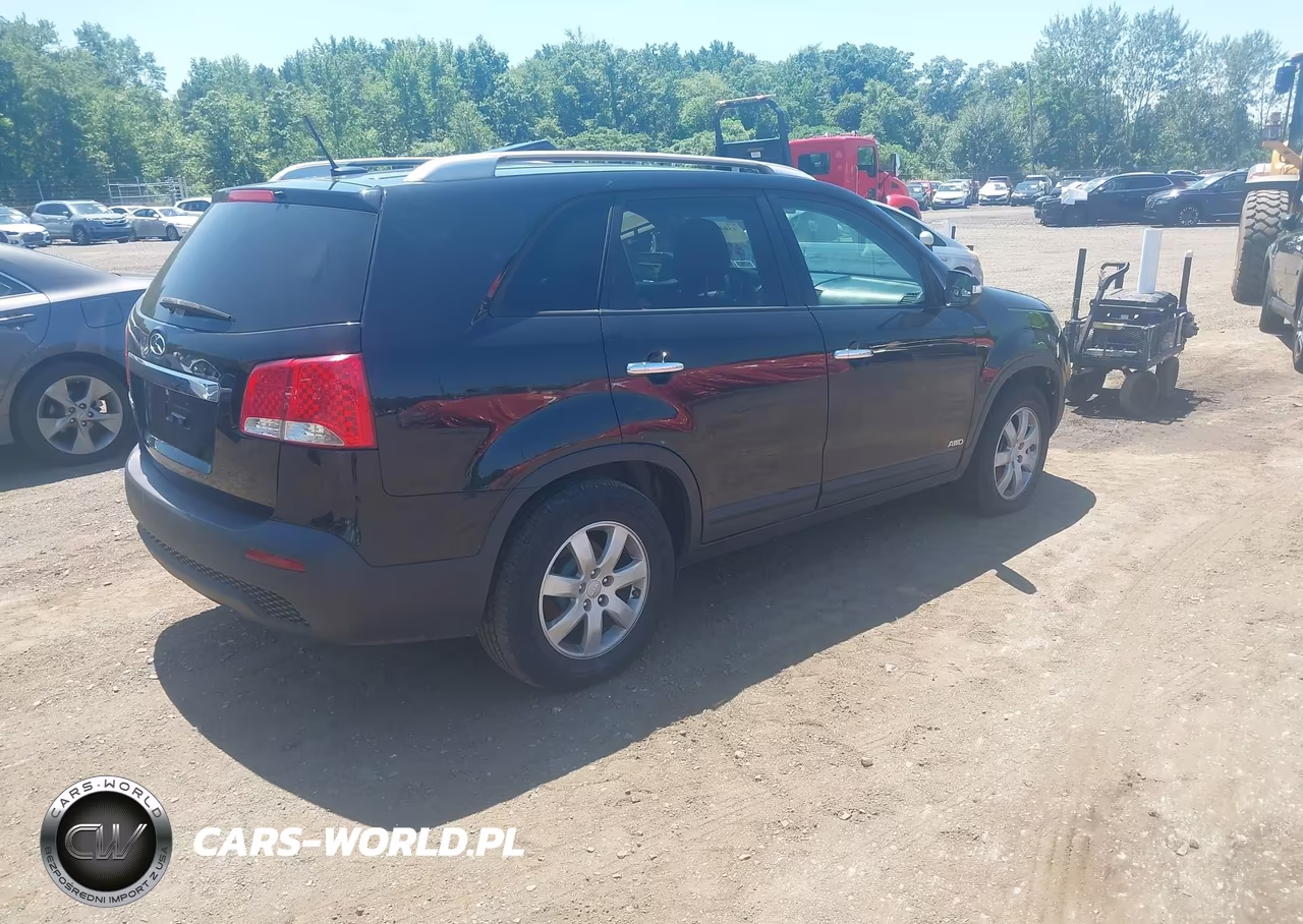 2013 Kia Sorento Lx V6 VIN:5XYKTDA23DG327600 - 4