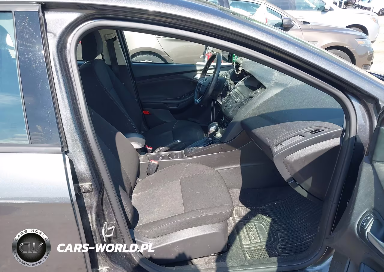 2018 Ford Focus Se VIN:1FADP3F24JL298145 - 5