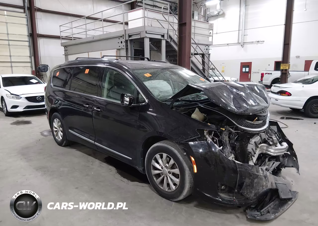 2018 Chrysler Pacifica Touring L VIN:2C4RC1BG0JR352775 - 1