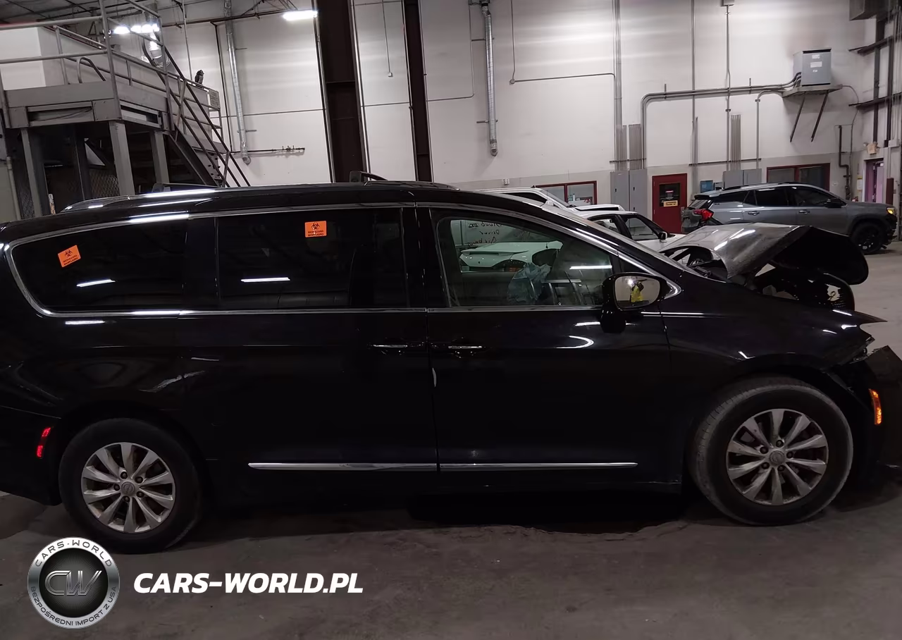 2018 Chrysler Pacifica Touring L VIN:2C4RC1BG0JR352775 - 13