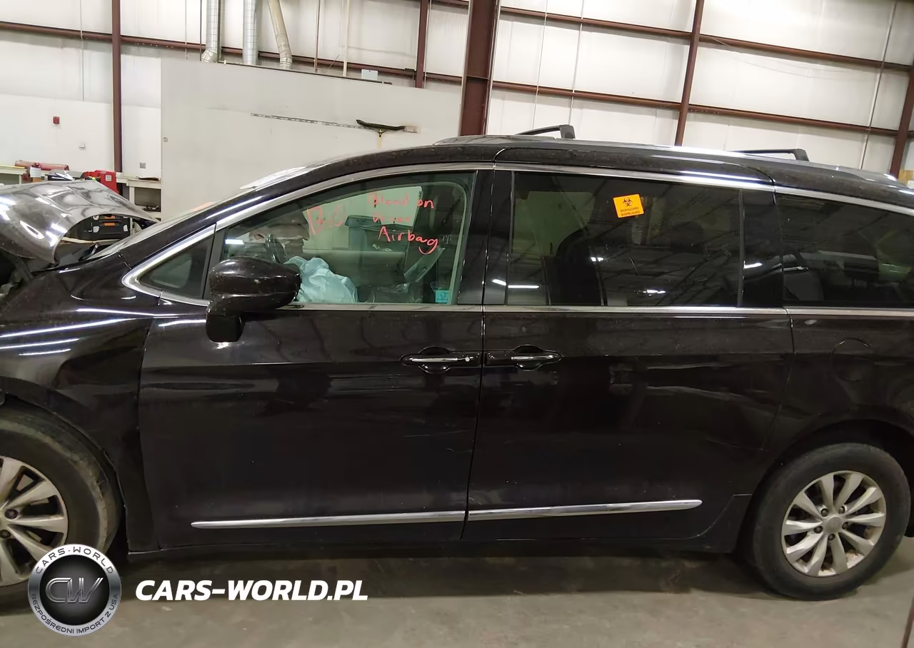 2018 Chrysler Pacifica Touring L VIN:2C4RC1BG0JR352775 - 14
