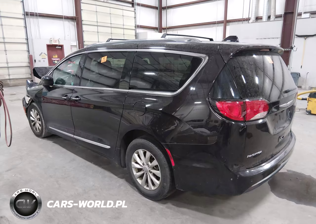 2018 Chrysler Pacifica Touring L VIN:2C4RC1BG0JR352775 - 3