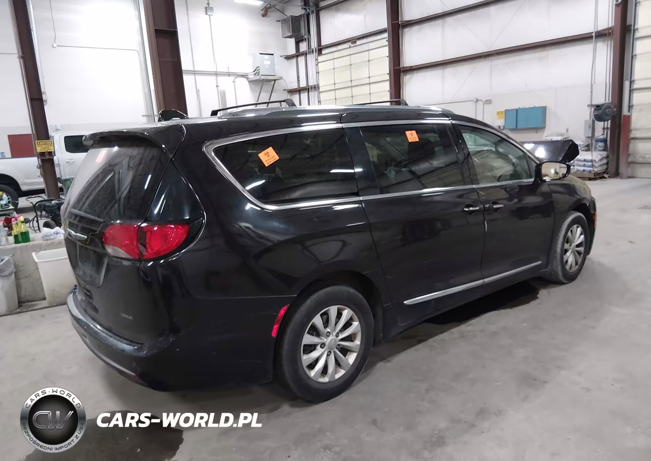 2018 Chrysler Pacifica Touring L VIN:2C4RC1BG0JR352775 - 4