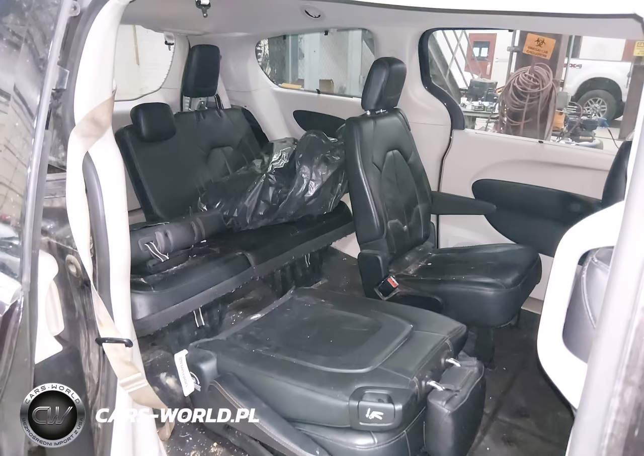 2018 Chrysler Pacifica Touring L VIN:2C4RC1BG0JR352775 - 8