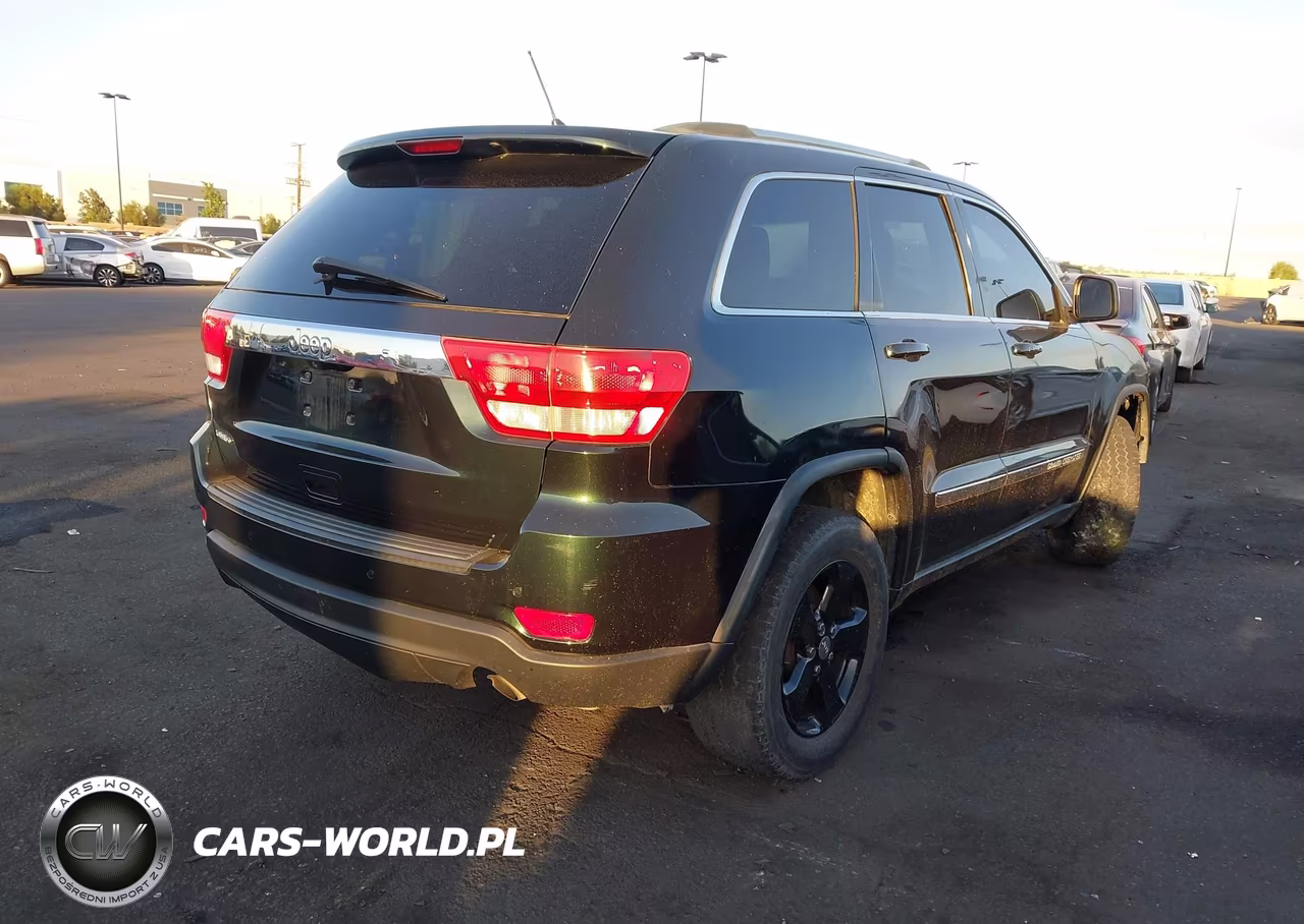 2013 Jeep Grand Cherokee Laredo VIN:1C4RJEAG8DC574556 - 4