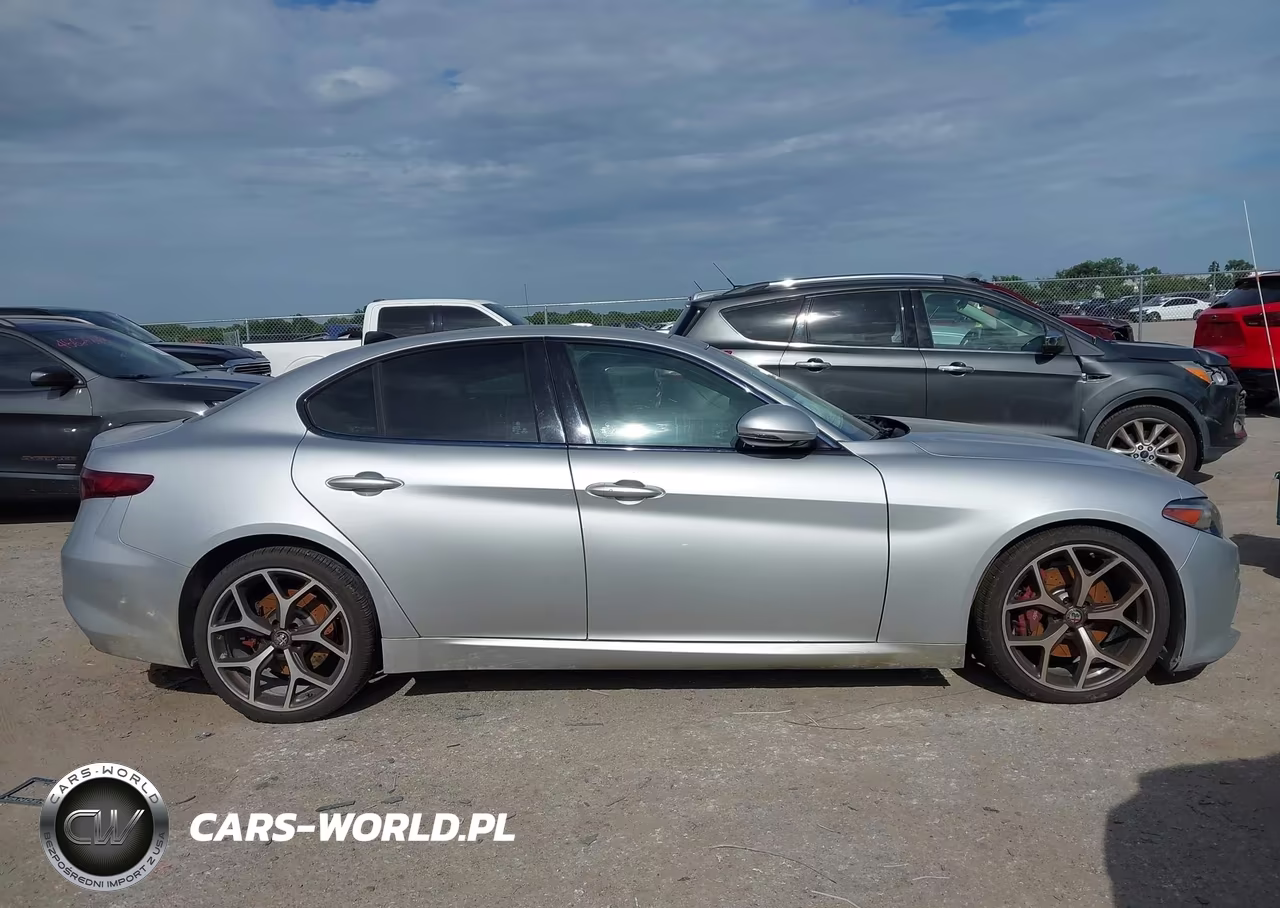2018 Alfa Romeo Giulia Ti Sport VIN:ZARFAECN3J7580788 - 13