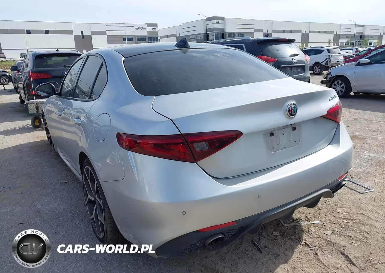 2018 Alfa Romeo Giulia Ti Sport VIN:ZARFAECN3J7580788 - 3