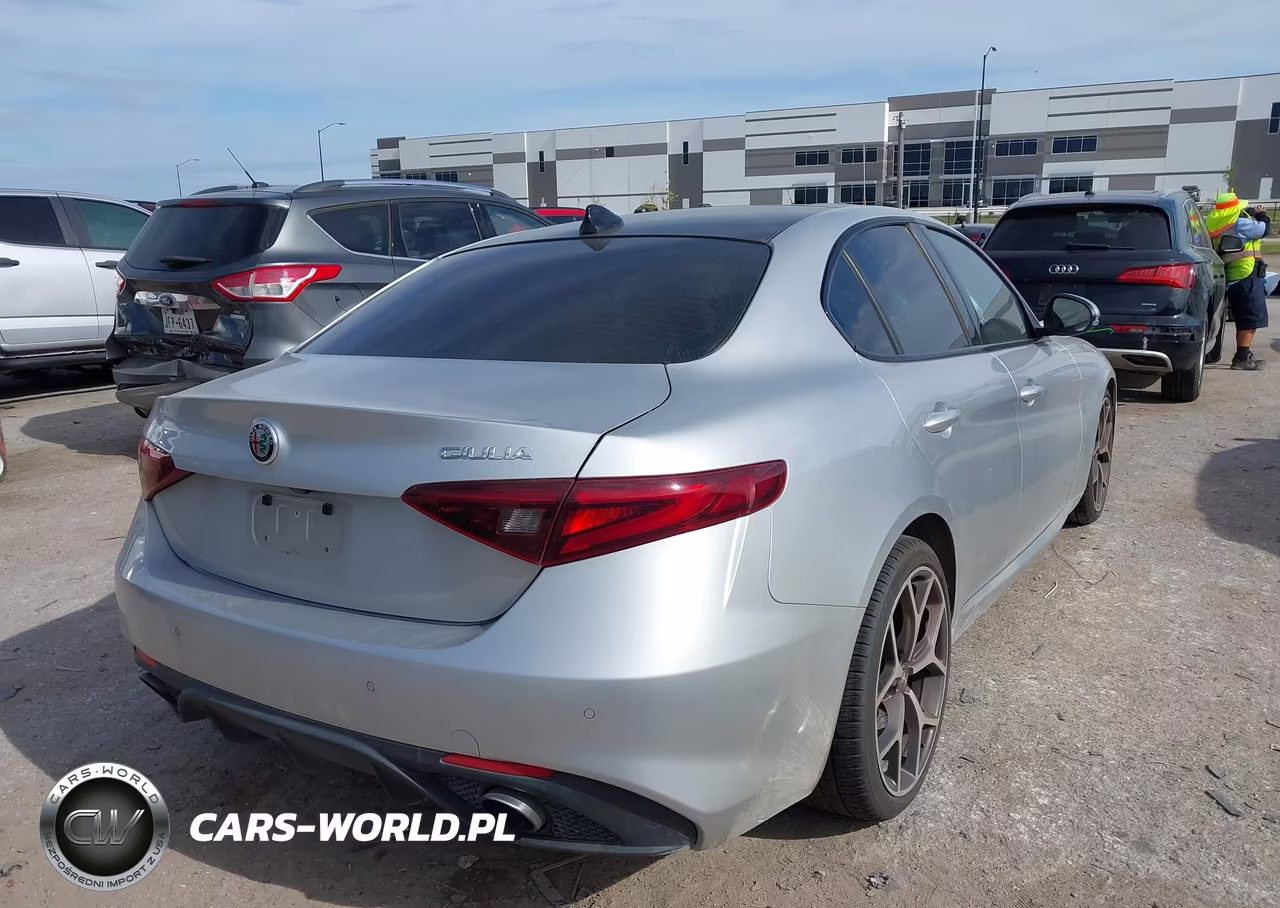 2018 Alfa Romeo Giulia Ti Sport VIN:ZARFAECN3J7580788 - 4