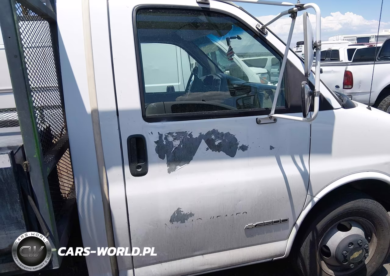 2000 Chevrolet Express Comm Cutaway VIN:1GBJG31R7Y1155816 - 13