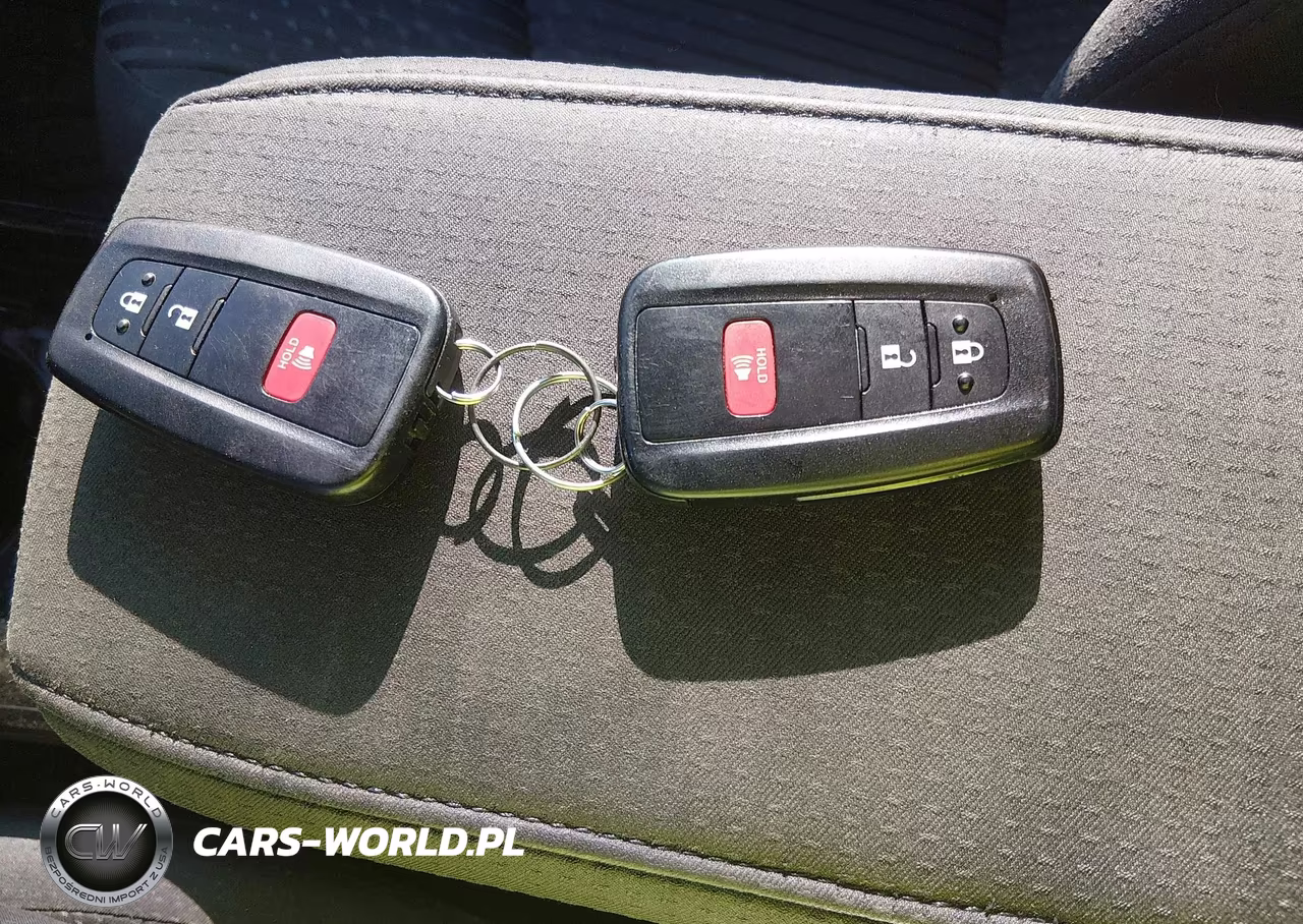 2018 Toyota Prius Three VIN:JTDKARFU4J3546675 - 11