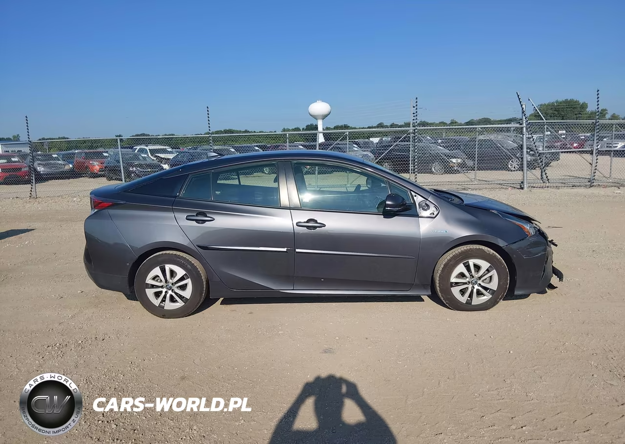 2018 Toyota Prius Three VIN:JTDKARFU4J3546675 - 13
