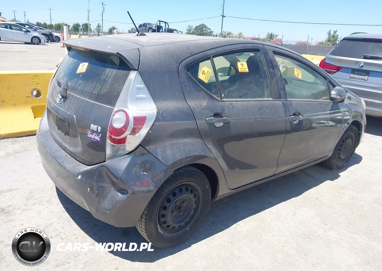 2014 Toyota Prius C One VIN:JTDKDTB30E1568014 - 4
