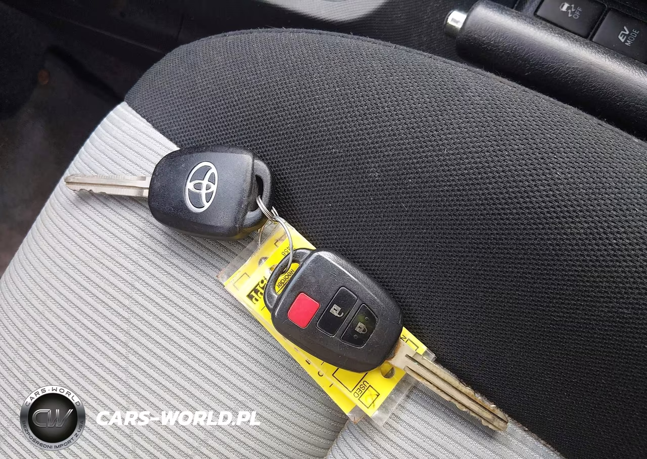 2015 Toyota Prius C Two VIN:JTDKDTB36F1587037 - 11
